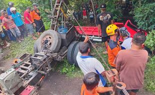 Gagal Menanjak, Truk Muatan Pasir di Ngawi Tabrak Mobil dan Terperosok ke Parit