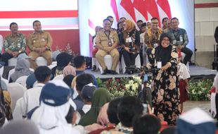 Blak-blakan soal KIS di Hadapan Presiden Jokowi, 2 Warga Blora Dapat Sepeda