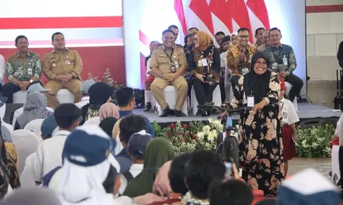 Blak-blakan soal KIS di Hadapan Presiden Jokowi, 2 Warga Blora Dapat Sepeda