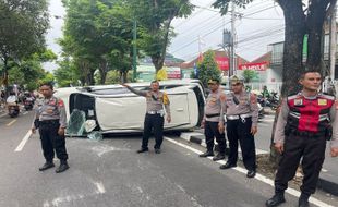 Seruduk Mobil Parkir di Jalanan Jogja, Mobil Xenia Terguling & 2 Orang Terluka