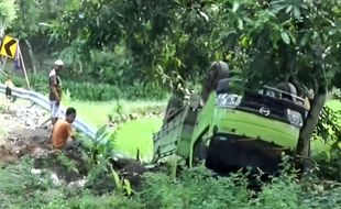 Truk Bermuatan 7 Ton Besi Terbalik di Magetan, Sopir Sempat Terjebak di Kabin