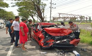 Mobil Sedan Tabrak Truk Tronton di Ring Road Ngawi, Pengemudi Luka Parah