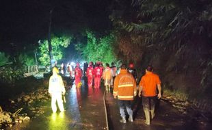 Ngeri! Tebing Longsor di Sarangan Seret 3 Pengendara Motor hingga 10 Meter