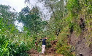 Hujan Deras Picu Longsor, Jalan Suroteleng-Kuncen Boyolali Tertutup