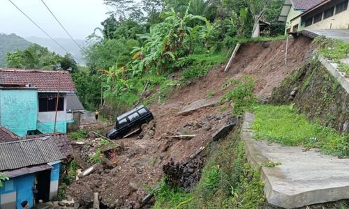 Longsor Terjang Desa di Kulonprogo, Kendaraan Tertimbun & 16 Warga Diungsikan