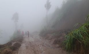 Tebing Longsor di Jalur SSB Lencoh Boyolali Diawali Hujan selama 2 Hari 2 Malam