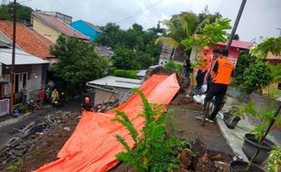 Hujan Deras, Longsor Terjang Poskamling di Ngaliyan Semarang