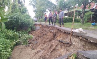 Hujan, Jalan Penghubung Antar-RT di Sukodono Sragen Longsor