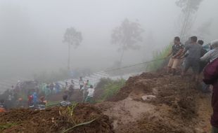 Longsor di Jalur SSB Selo Boyolali, 2 Kendaraan Terseret hingga Masuk ke Ladang