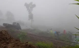 2 Kendaraan Terseret Longsor di Selo Boyolali, Pengemudi Selamat tanpa Luka