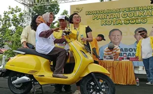 Senangnya Ibu-Ibu Begalon Solo Dapat Motor Listrik di Kampanye Partai Golkar