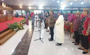 Kenakan Surjan dan Kebaya Lurik, 117 Pejabat Pemkab Klaten Dilantik