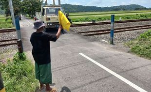 Sesal Penjaga Perlintasan di Prambanan Klaten seusai Insiden Mobil Tabrak KA