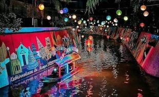 Menikmati Gemerlap Lampion dengan Menyusuri Kali Pepe Solo, 3 Perahu Disediakan