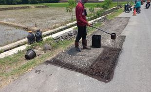 Rusak Parah, Ruas Jalan Gedaren-Manjungan Ngawen Klaten Akhirnya Diperbaiki