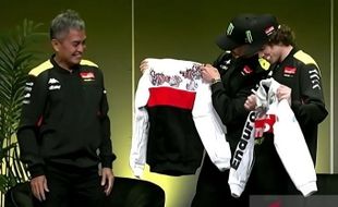 Keren, Valentino Rossi Kenakan Jaket Batik Nusantara saat Launching Tim VR46