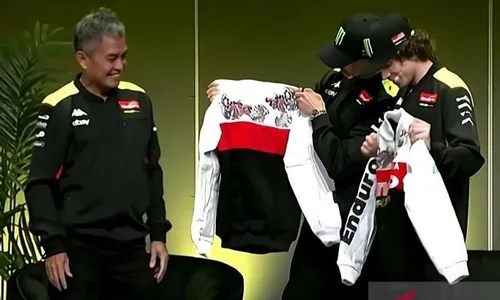 Keren, Valentino Rossi Kenakan Jaket Batik Nusantara saat Launching Tim VR46