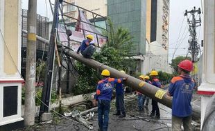 PLN Percepat Pemulihan Pasokan Listrik Dampak Cuaca Ekstrem Jateng-DIY