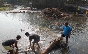 Sampah Kayu hingga Popok Bayi Penuhi Sungai Pengging Boyolali seusai Hujan