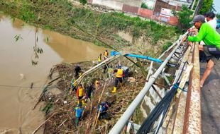 Banjir Luapan Sungai Mungkung Sragen Sisakan Sampah Berton-ton