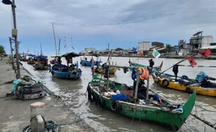 Cuaca Buruk Gelombang Tinggi, Nelayan Tambaklorok Libur Melaut