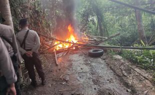 Warga Blokir Akses Masuk Tambang Ilegal di Kulonprogo saat Dilakukan Penertiban