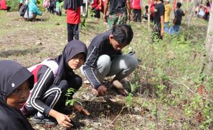 Cegah Kera Turun ke Permukiman, Warga Watuagung Wonogiri Tanam 1.000-An Pohon