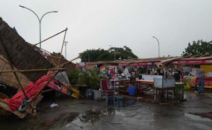 Sejumlah Tenda Tenant Solo Market Fest di Terminal Tirtonadi Solo Ambruk