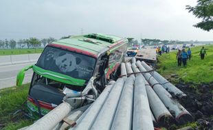 Bus Rombongan Guru Tabrak Truk Paku Bumi di Tol Ngawi-Solo, 2 Meninggal Dunia