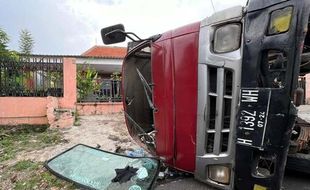 Tak Kuat Nanjak, Truk Tabrak Motor dan Rumah di Semarang Barat