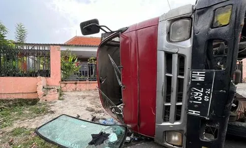 Tak Kuat Nanjak, Truk Tabrak Motor dan Rumah di Semarang Barat