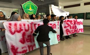 Belasan Mahasiswa Gelar Unjuk Rasa saat Capres Ganjar Kunjungi Ponpes di Bantul