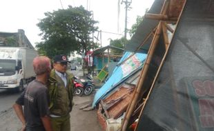 Angin Ribut Klaten: 30 Warung di Ceper Rusak, 1 Pendopo di Manisrenggo Ambruk