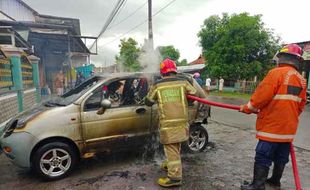 Diduga karena Korsleting Listrik, Mobil Chery QQ di Sukoharjo Ludes Terbakar