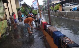 Warga Todipan Solo Bersihkan Rumah Usai Kebanjiran Luapan Kali Samanhudi