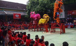 Keseruan Atraksi Barongsai Meriahkan Perayaan Imlek di SD Warga Solo