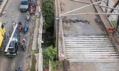 Puluhan Baut Tiang Konstruksi Dicuri, Jembatan Cipendawa di Bekasi Ambles