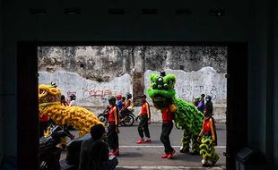 Atraksi Barongsai dan Liong Ambil Angpau Perayaan Cap Go Meh di Solo