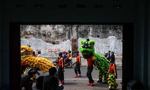 Atraksi Barongsai dan Liong Ambil Angpau Perayaan Cap Go Meh di Solo