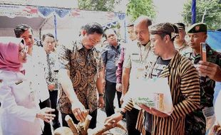 Pj. Gubernur Jateng Pantau Pasar Murah hingga Persiapan Pemilu di Karanganyar