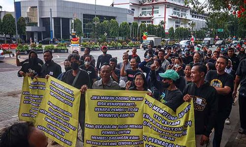 Aksi Demo Puluhan Pedagang Kuliner Daging Anjing di Balai Kota Solo