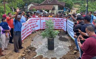 Demo Tambang Uruk, Warga Pasang Patok di Jalan Perbatasan Klaten-Gunungkidul