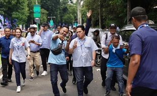 GBK Jadi Lautan Manusia, Erick Thohir Jalan Kaki saat Kampanye Prabowo-Gibran