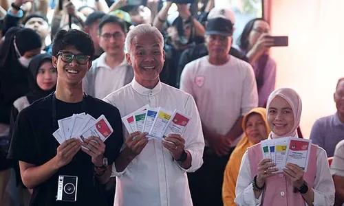 Capres Ganjar Pranowo Bareng Keluarga Nyoblos di Semarang