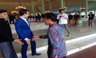 Gibran Hadir Saat Prosesi Upacara Wisuda Tingalan Jumenengan Mangkunagoro X