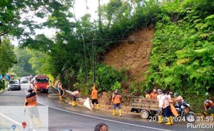 Tebing di Jalur Wisata Tawangmangu Longsor, Jalan Sempat Terganggu 