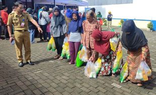 Warga Karanganyar Berburu Beras di Bazar Pangan Murah di Karangpandan