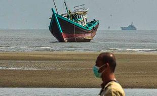 Kapal Pengangkut Seratusan Etnis Rohingya Terbalik di Aceh Barat