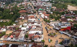 Penampakan Jalan Utama Semarang-Purwodadi Lumpuh Akibat Banjir di Grobogan