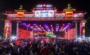 Sabtu Malam, Kawasan Pasar Gede Solo Jadi Lautan Manusia Saksikan Lampion Imlek